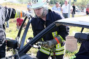 Bild: Durchtrennen der A-Säule zum Abklappen des Fahrzeugdachs