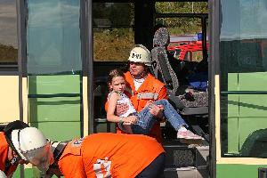 Bild: Die verletzten Insassen des Kleinbuss werden in Sicherheit gebracht