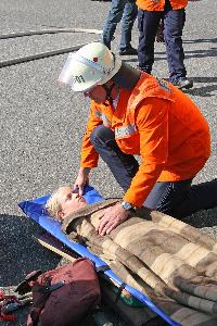 Bild: Erstversorgung der verletzten Insassen der Kleinbusses