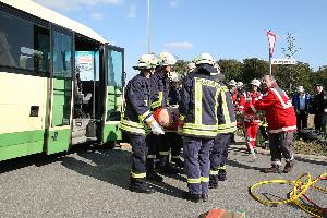 Bild: Befreien des eingeklemmten Unfallfahrers