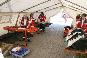 Bild: Helfer des DRK hatten einen Verbandsplatz zur weiteren Versorgung der zahlreichen Verletzten eingerichtet