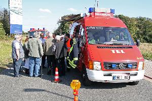 Bild: Interessierte Gäste informierten sich am Einsatzleitwagen