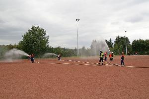 Bild: Auch im Bereich des Sportplatzes musste ein Flächenbrand bekämpft werden