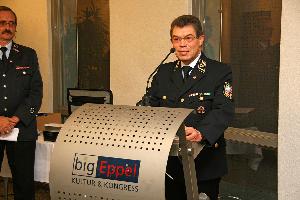 Bild: Landesbrandinspekteur Bernd Becker war gekommen, um Ehrungen für langjährigen Mitgliedschaft in der Feuerwehr auszusprechen