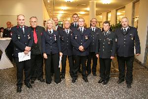 Bild: Geehrt für 25 Jahre aktiven Dienst wurden Peter Blug, Hans-Jörg Groß, Bernd Ernst, Hans Gihl, Werner Müller, Melanie König-Schwan, Stefan Morgenstern, Jörg Olliger, Oliver Rau, Frank Schwan, Georg Kiefer, Bernd Erberich, Eric Holzer (nicht alle auf dem Foto)