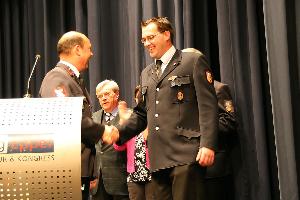 Bild: Fanfarenzugführer Jörg Olliger (links) ehrte seinen Stellvertreter Georg Fuch für 10 Jahre Mitgliedschaft im Fanfarenzug Eppelborn