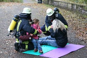 Bild: Die verletzten Besucher und Arbeiter werden schnellstmöglich aus dem Gefahrenbereich gebracht