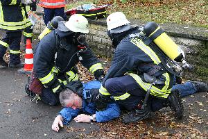 Bild: Betreuung der mit dem Gefahrstoff kontaminierten Verletzten