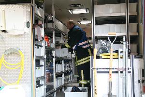 Bild: Materialausgabe am Gerätewagen Atemschutz