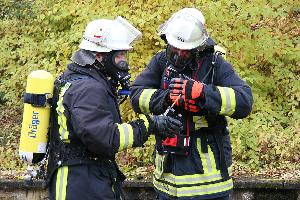 Bild: Ein Messtrupp überprüft ständig die Ausbreitung des Gefahrstoffes mit Messgeräten