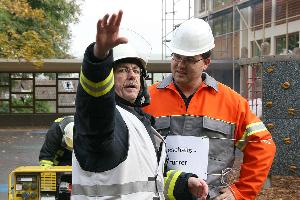 Bild: Abstimmung der Einsatzkräfte mit dem zwischenzeitlich eingetroffenen Geschäftsführer der Anlage