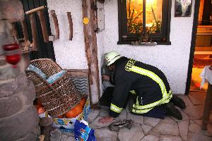 Bild: Ausräumen von Glutresten und Ablagerungen aus dem Schornstein