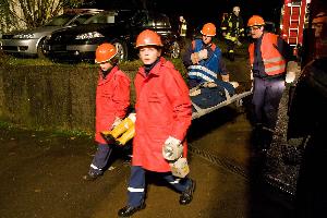 Bild: Ein Verletzter wird in Sicherheit gebracht