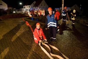 Bild: Wasser marsch bei der Nachtübung der Jugendfeuerwehr
