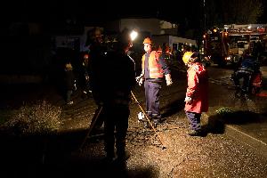 Bild: Aufbau der Scheinwerfer zum Ausleuchten der Einsatzstelle