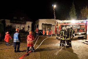 Bild: Zahlreiche Jugendfeuerwehrleute aus Wiesbach und Eppelborn übten in einer gemeinsamen Nachtübung