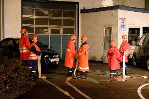 Bild: Löschangriff bei der Nachtübung der Jugendfeuerwehr