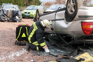 Bild: Betreuung des eingeklemmten Fahrers