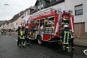 Bild: Ausrüsten mit Atemschutzgeräten am Tanklöschfahrzeug