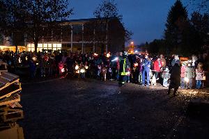 Bild: Zahlreiche Kinder waren mit ihren Laternen auf den Schulhof der St. Sebastian-Schule gekommen