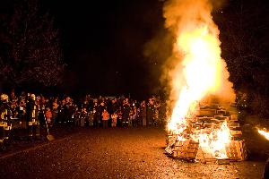 Bild: Martinsfeuer auf dem Schulhof der St.-Sebastians-Schule