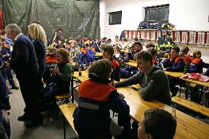 Bild: Ziel der diesjährigen Nachtwanderung war das Feuerwehrgerätehaus in Humes