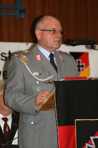 Bild: Begrüßung durch den Kreisvorsitzenden der Reservisten Kreisgruppe Saarland Ost, Wolfgang Neumann. (Foto: Heike Blum)