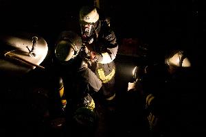 Bild: Vorbereiten der Atemschutzgeräte für den Innenangriff