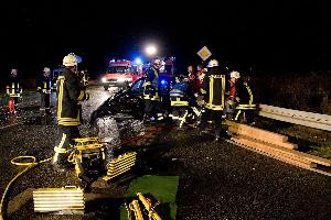 Bild: Mit hydraulischen Rettungsgeräten musste die Fahrertür abgetrennt werden, um den verletzten Fahrer aus seinem Fahrzeug zu befreien