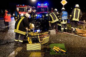 Bild: Mit hydraulischen Rettungsgeräten musste die Fahrertür abgetrennt werden, um den verletzten Fahrer aus seinem Fahrzeug zu befreien