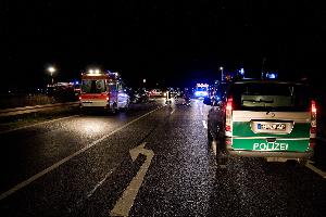 Bild: Die B269 musste während der Rettungsarbeiten voll gesperrt werden