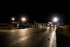 Bild: Die Fahrbahn war mit Trümmerteilen der beiden Fahrzeuge übersät