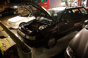 Bild: Im Motorbereich des Fahrzeugs war der Brand bei Arbeiten ausgebrochen