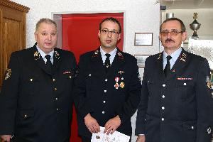 Bild: Michael Scherer (mitte) wurde von Kreisbrandinspekteur Werner Thom (links) für 25 Jahre aktiven Feuerwehrdienst mit dem silbernen Ehrenzeichen am Bande ausgezeichnet (rechts Wehrführer Hermann Josef Recktenwald)