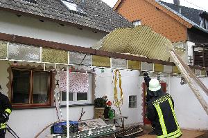 Bild: Dächer wurden durch die starken Orkanböen mitgerissen und musste von der Feuerwehr gesichert werden