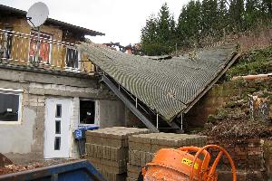 Bild: Dächer wurden durch die starken Orkanböen mitgerissen und musste von der Feuerwehr gesichert werden