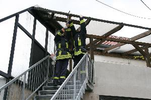 Bild: Dächer wurden durch die starken Orkanböen mitgerissen und musste von der Feuerwehr gesichert werden