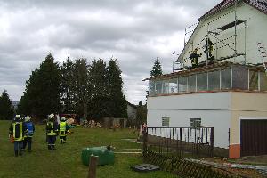 Bild: Auch ein Baugerüst musste von den Einsatzkräften gesichert werden