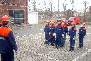 Bild: Antreten vor der Übung auf dem Übungsgelände der Landesfeuerwehrschule