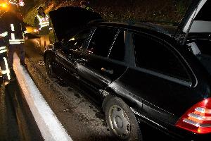 Bild: Beschädigungen am Unfallfahrzeug durch die Kollision mit den Leitplanken