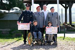 Bild: Lea und Lukas mit Ihren Spendenschecks (Foto: Heike Blum)