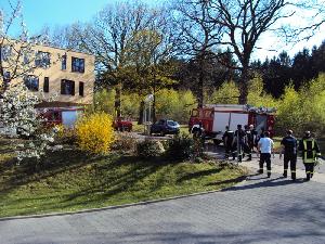 Bild: Einsatzkräfte vor der Pflegeheim in Habach