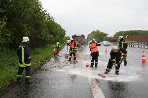 Bild: Die Einsatzkräfte der Feuerwehr nahmen den ausgelaufenen Kraftstoff mit Bindemitteln auf und reinigten die Fahrbahn