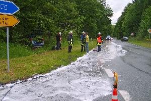 Bild: Mit flüssigem Bindemittel wurde die Verschmutzung auf der Straße beseitigt