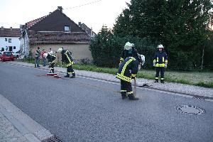 Bild: Mit Bindemitteln wurde die Straße gereinigt