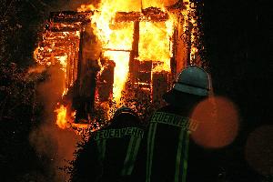 Bild: Das Gartenhaus brannte beim Eintreffen der Einsatzkräfte in voller Ausdehnung