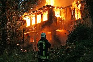 Bild: Das Gartenhaus brannte beim Eintreffen der Einsatzkräfte in voller Ausdehnung