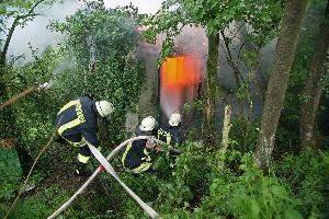 Bild: Mit mehreren Rohren wurde der Brand gelöscht und ein Übergreifen auf die Bäume verhindert