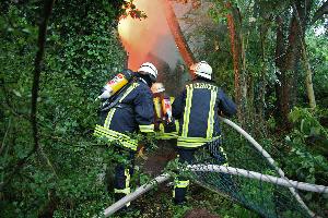 Bild: Mit mehreren Rohren wurde der Brand gelöscht und ein Übergreifen auf die Bäume verhindert