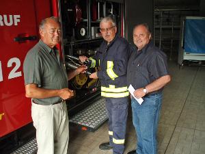 Bild: Der neue Rettungszylinder wird zusammen mit den bereits vorhandenen Geräten zur Technischen Hilfeleistung auf dem Tanklöschfahrzeug verladen